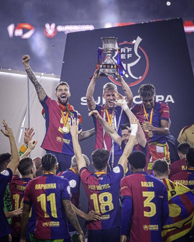 Dani Olmo tambén levanto el trofeo de la Supercopa de España.