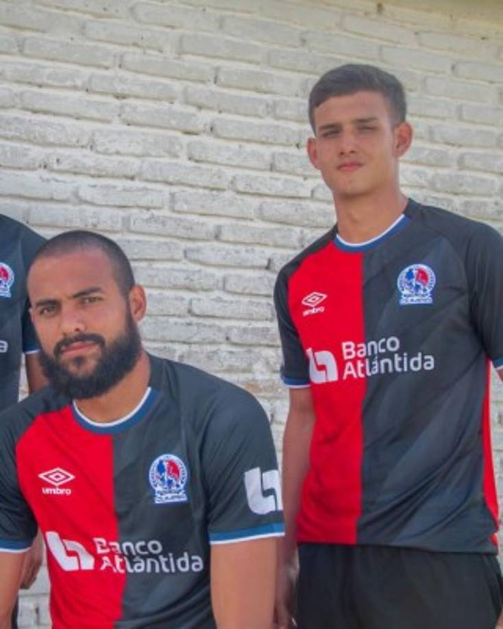 Edrick Menjívar y André Orellana, sobrino de Johnny Leverón.