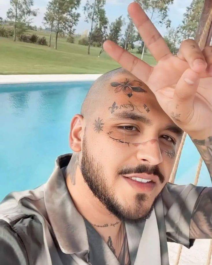 A través de redes sociales, Christian Nodal ha compartido algunas fotografías en la que aparece con una playera gris y gafas de sol y se puede apreciar cómo es que el tratamiento al que se ha sometido durante este tiempo para eliminar los tatuajes de su rostro esta haciendo efecto. 