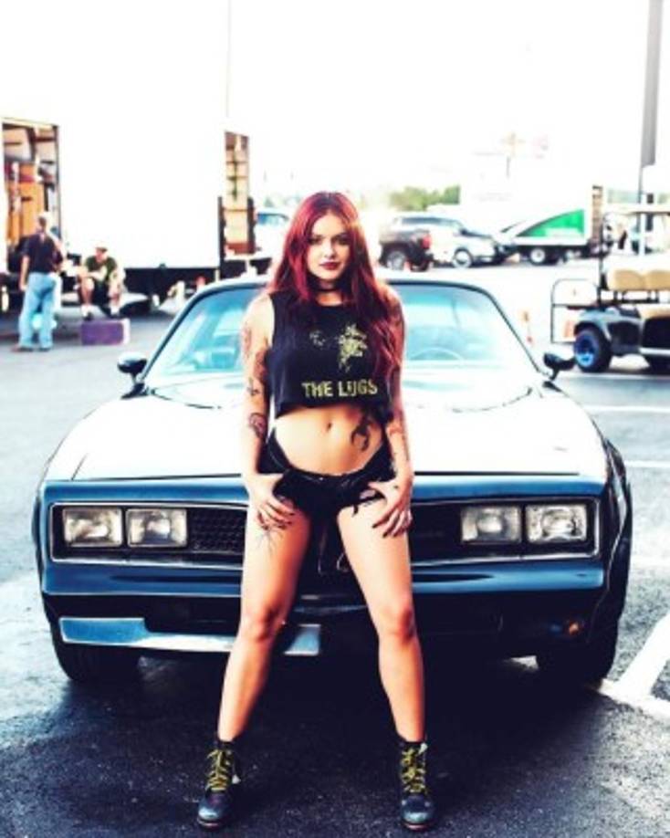 Rebelde y única, ya no le importa lo que piensen de ella. Sabe que la vida es muy corta para llorar.