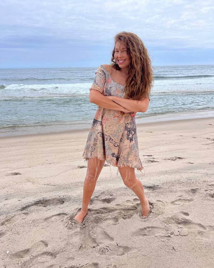 “Hacerme el cabello con el difusor, broncearme la piel con maquillaje como lo hice diariamente durante la filmación (ojo que en aquella época no había tan buenos autobronceadores) y el enfundarme en tan emblemático vestido, automáticamente me hizo convertirme de pies a cabeza en mi adorada ‘Marimar’”.