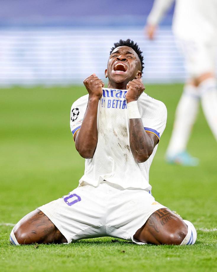 Vinicius, muy emocionado y eufórico celebrando la clasificación del Real Madrid.