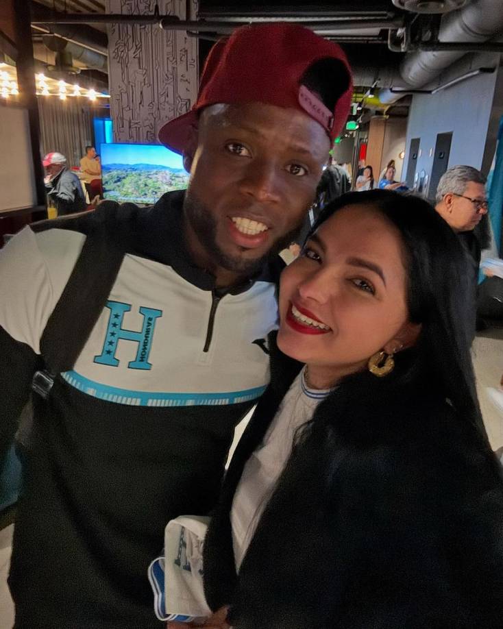 Yustin Arboleda celebró con su esposa Paula Vivas después del triunfo contra México en el estadio Morazán.