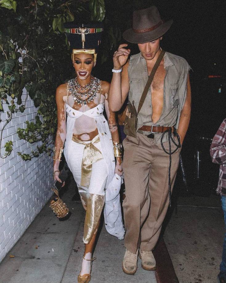 La modelo Winnie Harlow como una Reina egipcia y el cantante canadiense Shawn Mendes como “Indiana Jones”.