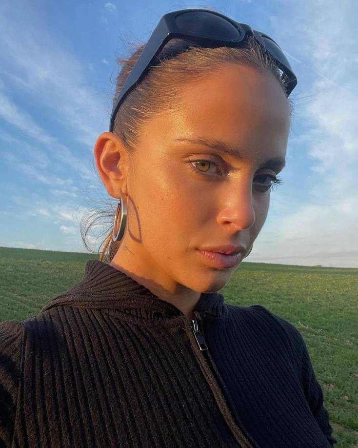 En el programa afirmaron que Carola Gil todavía trabaja como camarera y es bien reconocida ya que en su cuenta de Instagram suma más de 192 mil seguidores, entre ellos el propio Neymar.