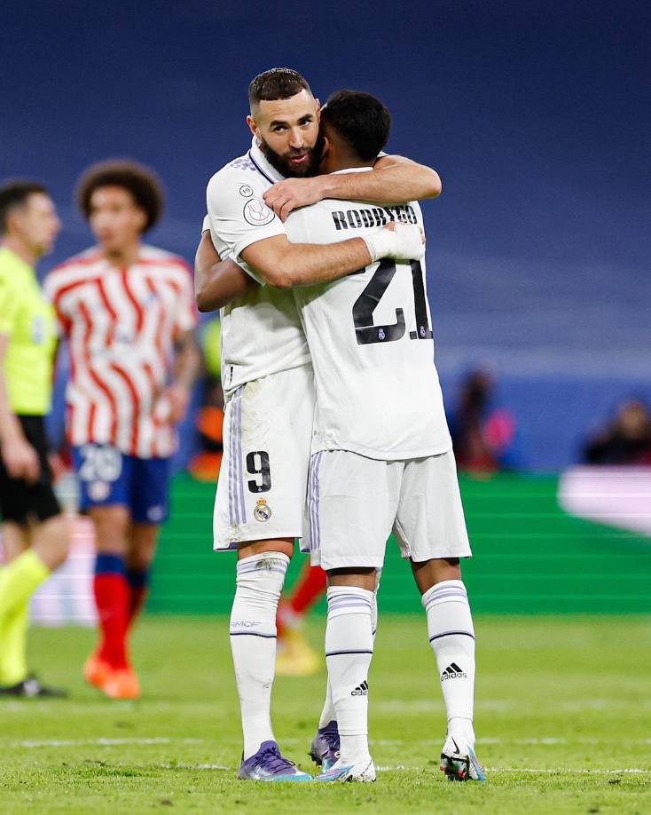 El abrazo de Karim Benzema a Rodrygo por su golazo.