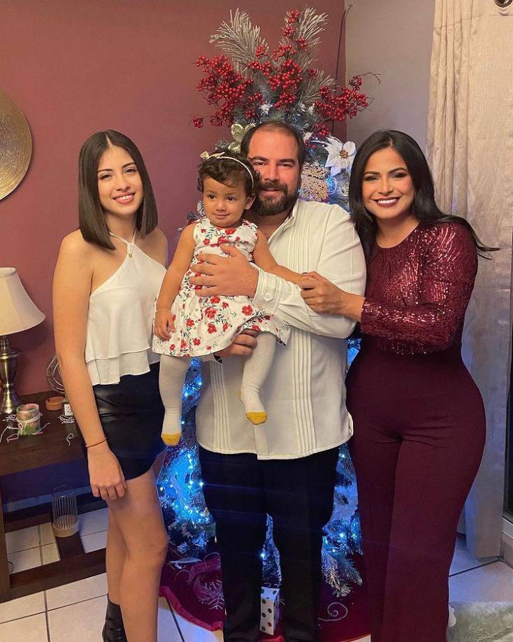 “Que este 2022 se venga cargado de bendiciones y nuevas oportunidades para todos. De mi hogar para cada uno de los que me siguen, espero seguir fortaleciendo este hermoso vínculo que cada vez me hace sentirlos más cerca’, escribió la periodista Samantha Velásquez junto a esta postal con su familia. 