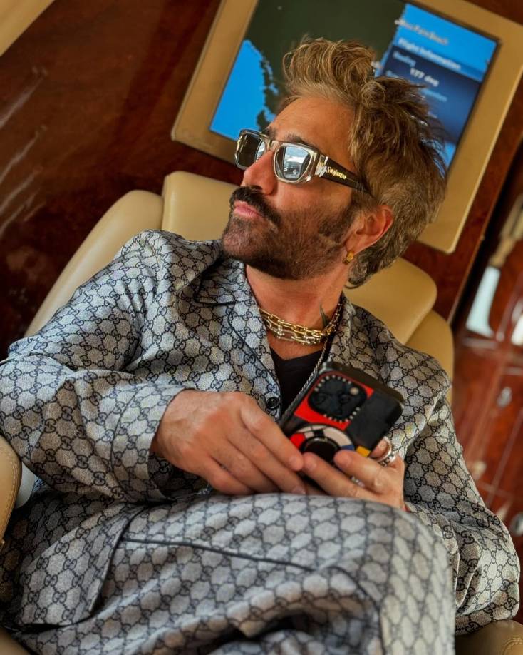 El artista se mostró cercano, compartiendo anécdotas y bromeando con el público, incluso al equivocarse en un momento, dijo con humor: “¡Ay, no sé en qué estaba pensando!”.