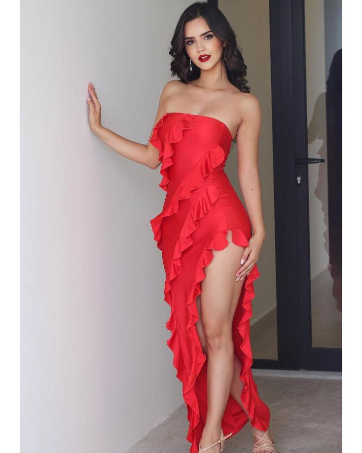 El complemento perfecto para su atuendo fue su espectacular melena suelta con ondas, accesorios disimulados, un maquillaje sutil que llevó toda la atención a su boca con un imponente labial rojo, como si de una cereza se tratara y zapatos color “nude”.