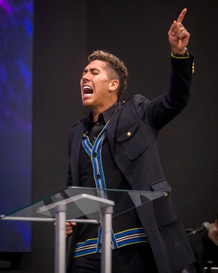 Además de Maceió, la iglesia Manah Church posee un templo en la ciudad de Messias, también en Alagoas, y dos en Inglaterra, donde el jugador actuó durante más de ocho años.