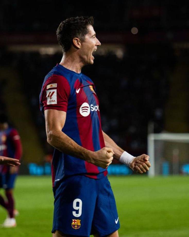 Atacantes: Lewandowski, el delantero polaco comandaría la zona ofensiva del Barcelona en su debut en Champions.