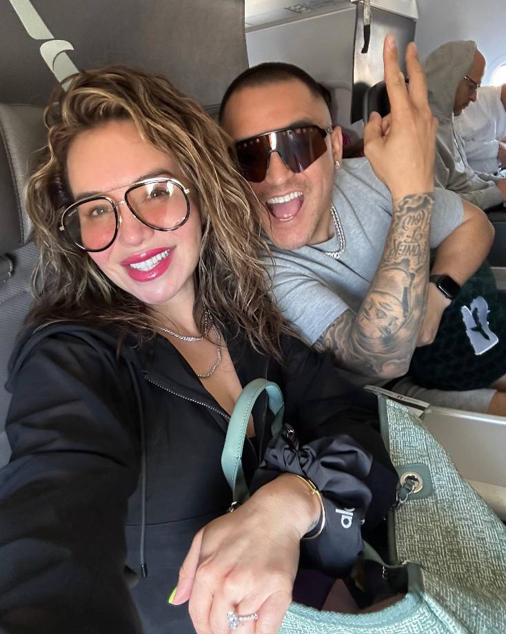 Emilio Sánchez es un reconocido fotógrafo profesional que ha retratado a varias celebridades como Saúl ‘El Canelo’ Álvarez, OhGeesy, Yg, Kobe Bryant y Becky G, esta última fue quien lo presentó con Chiquis Rivera e incluso trabajaron juntos, pues el video musical del tema “Quiero amanecer con alguien” que grabó la cantante fue dirigido por su ahora esposo.