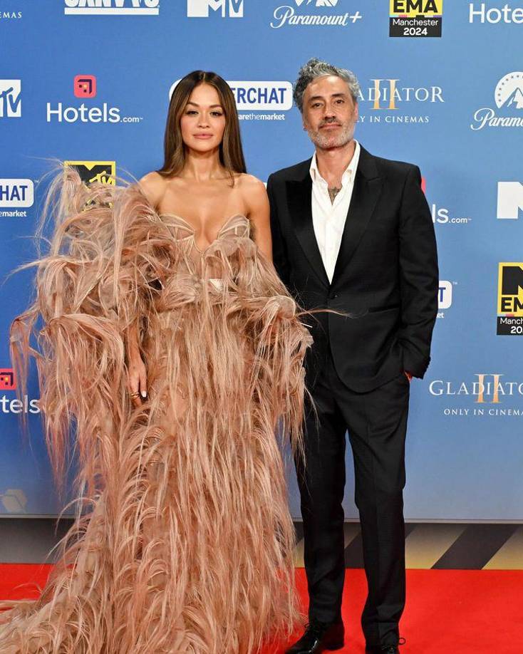 La cantante llegó a la alfombra roja con su esposo, el actor, director, guionista y productor de cine, Taika Waititi.