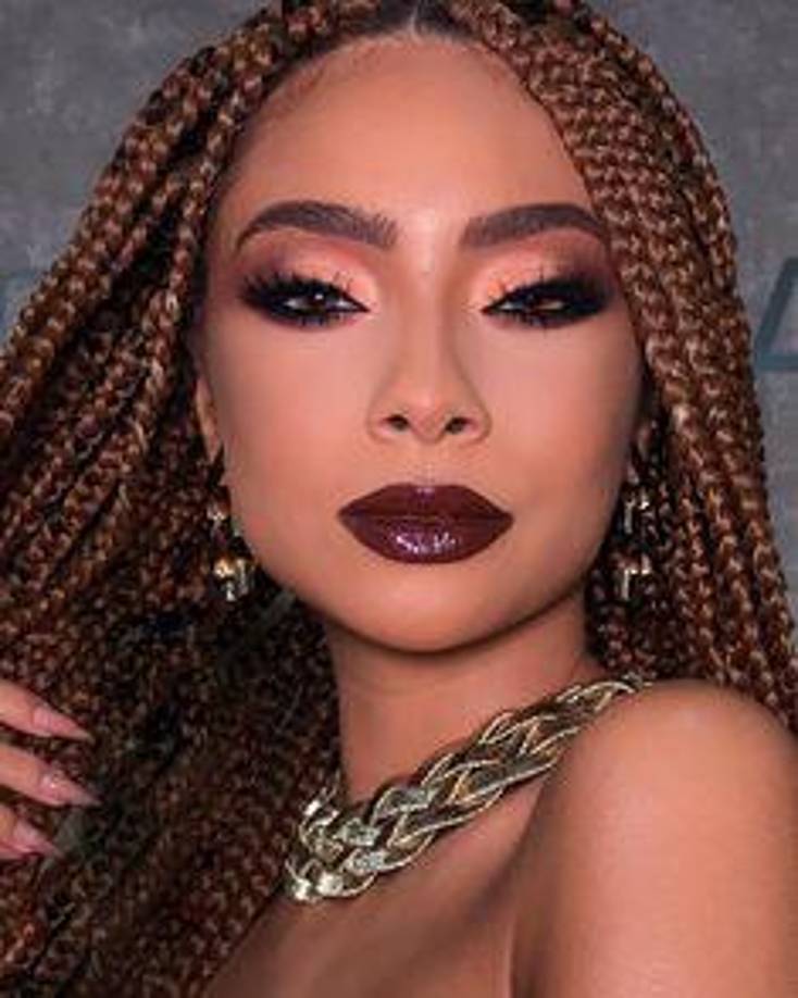 Marrón: Son el <i>match</i> perfecto, para mucha gente, el mejor color de labios para morenas. Igual que las sombras en tonos tierra. los labiales marrones resaltan el tono de piel y otras facciones como el color de ojos, las cejas y las pestañas... por eso siempre son un acierto. Los tonos chocolate sientan muy bien a las pieles morenas frías; los caramelo, mejor a las pieles más cálidas.