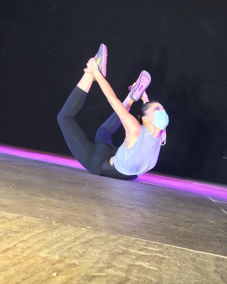 En 2017 le dieron la oportunidad de trabajar como instructora en una academia de danza, trabajo que ejerció posteriormente en otras instituciones, para pagar sus estudios universitarios.