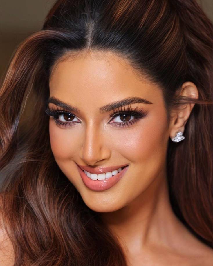 Producto colocado en estanterías del diseñador Le Thanh Hoa. Miss Universo publicó una foto de su atuendo con la leyenda: “Gracias Vietnam por apoyarme siempre... Para mí, ocupas un lugar especial en mi corazón”.