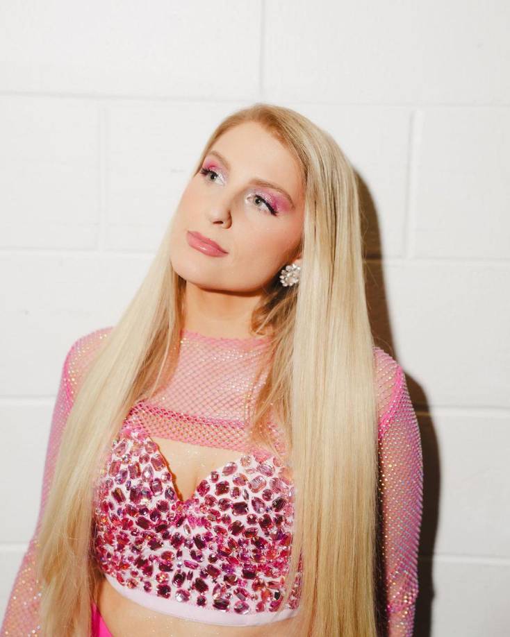 “Lo que es realmente difícil es cuando me pruebo todos estos atuendos increíbles para la gira y para los próximos shows, tengo que usar los sujetadores más resistentes y eso podría arruinar el atuendo”, explicó.