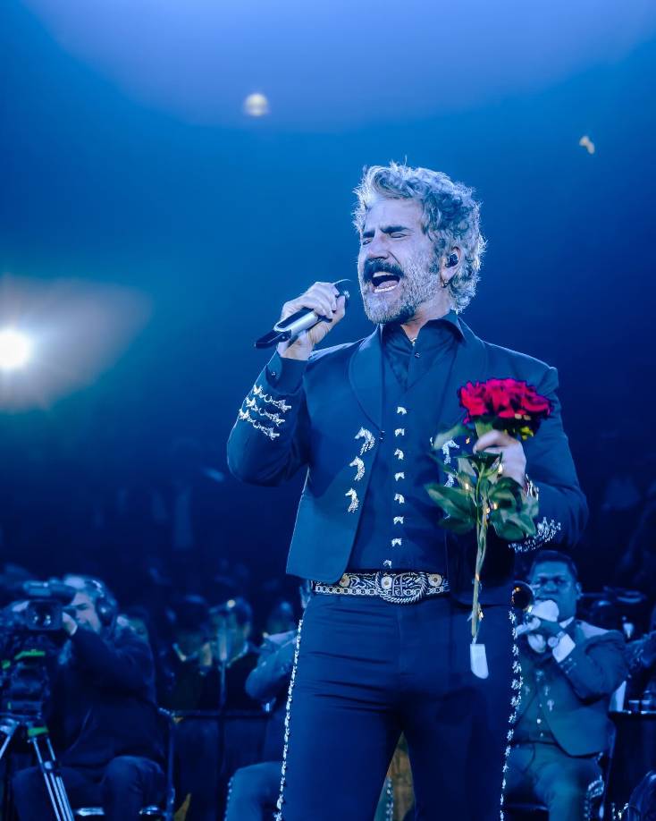 Uno de los momentos más emotivos de la noche llegó cuando Fernández sacó las banderas de México y España durante “Decepciones” y “Cascos ligeros”, destacando la conexión cultural entre ambos países.