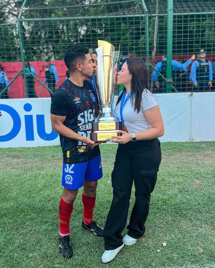 Carlos Pineda y Daniela Hernández celebraron juntos en el Yankel la conquista de la Copa 38 del Olimpia.