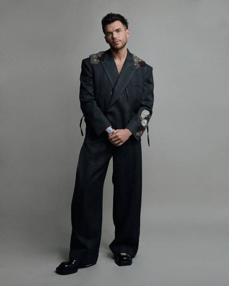 Por otro lado, Luke Newton lució un elegante traje de la colección Otoño 2024 de Emporio Armani. 