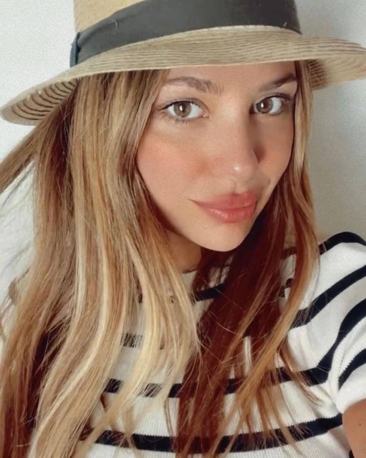 Micaela tiene unos hermosos ojos que enamoran. El color de sus ojos es una mezcla verde, marrones y café.