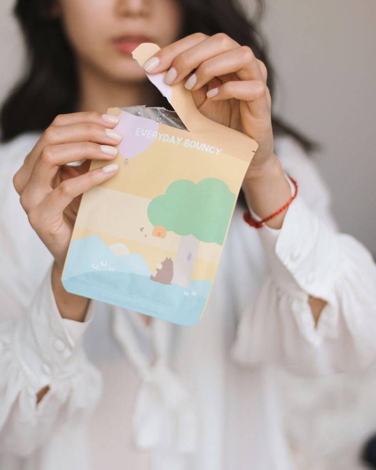 8. Mascarilla. Los coreanos son fanáticos de las mascarillas. Estas son ideales para sellar todo el skincare que se ha aplicado anteriormente y para darle un shot extra de hidratación a la piel. Existen miles de opciones en el mercado, pero para ellos las sheet masks o las overnight son las mejores. Se recomienda hacer este paso 2 veces a la semana.