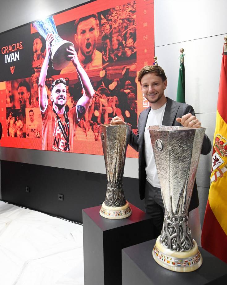 El centrocampista croata Ivan Rakitic se ha desvinculado este martes del Sevilla español y cierra así su segunda etapa en el club sevillista, tras disputar 323 partidos oficiales, ha informado la entidad, de la que el jugador se despedirá hoy en un acto en el estadio Ramón Sánchez Pizjuán.