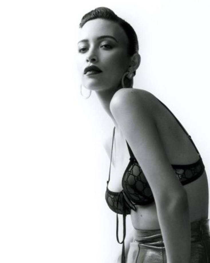 'Selena trabajó cincuenta veces más duro al ser una mujer mexicana y estadounidense en una industria dominada por hombres. Ella desafío barreras y continúa resonando hoy, una powerhouse como Selena en nuestras pantallas es importante', asegura Serratos sobre el legado de la intérprete de 'Amor prohibido'.