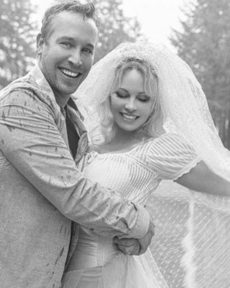 Ahora, la estrella de “Guardianes de la Bahía”, de 53 años, ha sorprendido a sus fans al anunciar que se ha casado de nuevo. La actriz celebró una boda secreta con su guardaespaldas, Dan Hayhurst, en Nochebuena.