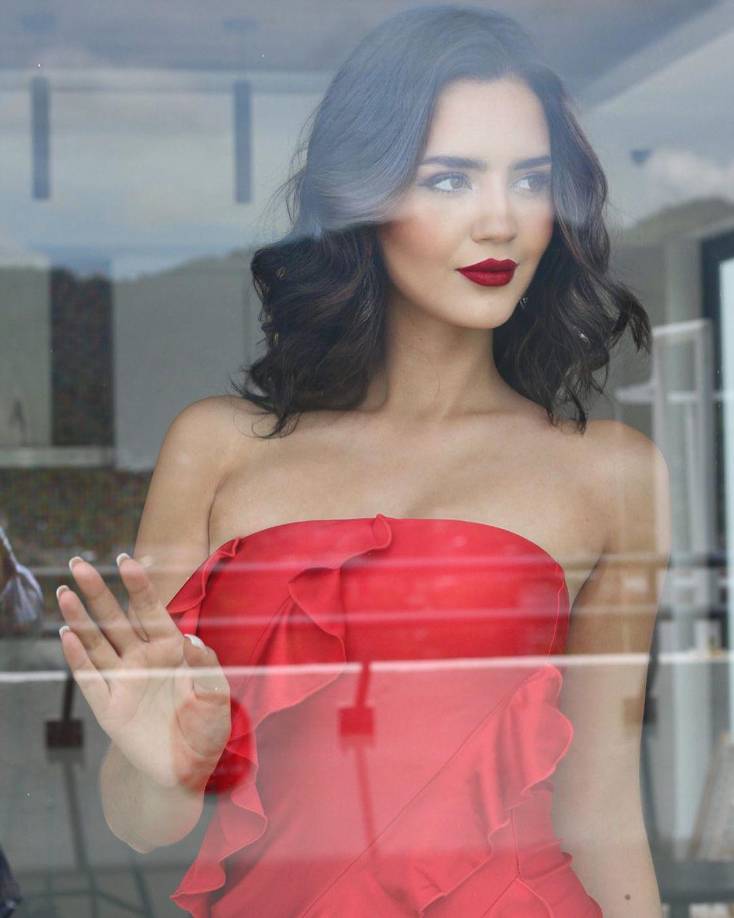  Asimismo, un día antes publicó esta fotografía con el mismo “outfit” y un mensaje dirigido a sus fans: “Que este día esté lleno de alegría y oportunidades para ustedes”. A lo que algunos respondieron con mensajes motivacionales y apoyo rumbo al Miss Universo: “El mejor rostro de Centroamérica”, “Belleza inigualable, perfecta”, “Guapísima tienes unos bellos ojos”, “Hermosa ángel latina”, “Serás la próxima Miss Universo”, entre muchos más. 