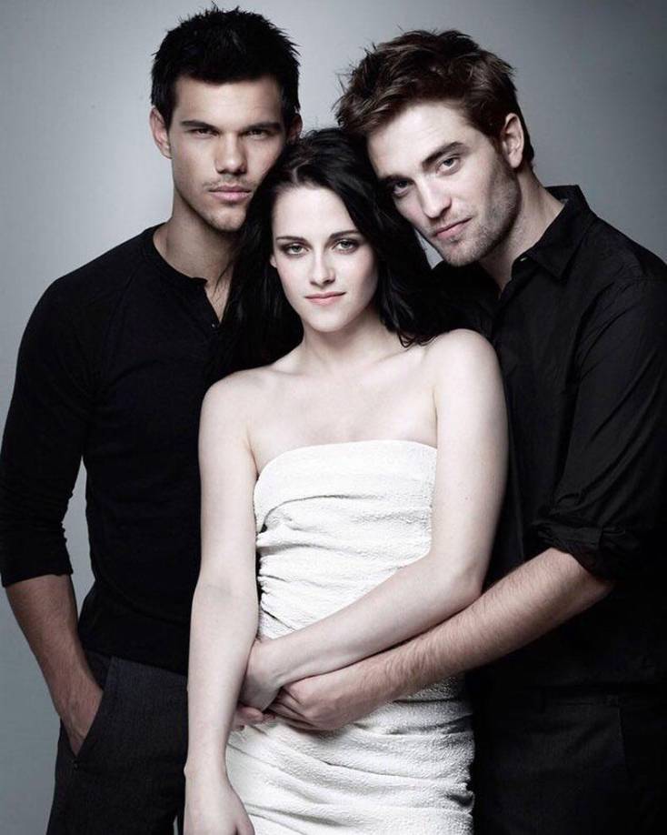 La carrera de Robert se catapultó a la fama gracias a la saga de Crepúsculo y por su sonado romance con su co protagonista Kristen Stewart. Después de su separación el actor británico sostuvo otros tórridos romances con modelos y cantantes, pero desde que conoció a Suki Waterhouse se volvieron inseparables.