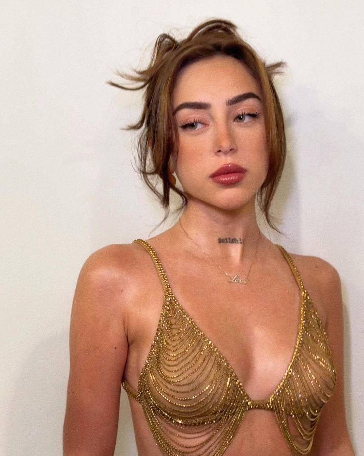 En una entrevista Nicki Nicole declaró que el romance entre ambos comenzó entre la producción de dicha canción:“Tiene un trasfondo bastante fuerte, que es el principio de relación que yo tuve con Trueno. ‘Mamichula’ fue eso que no podíamos decirnos, porque acabábamos de conocernos, y todo nos lo dijimos en el tema. Las indirectas estaban en la canción y a la cara no nos decíamos nada”.