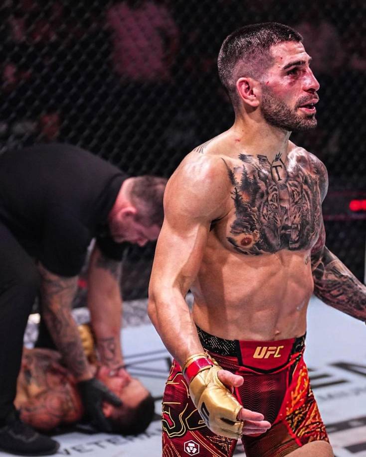 “Gracias a Dios, todo le pertenece. Él me da todo lo que tengo. No sé qué decir. Derrotar a una leyenda como Holloway es algo que todavía no me puedo creer. He seguido tu carrera, me has inspirado a mí y a toda una generación. Yo quiero representar a la nueva generación, quiero ser una pequeña porción del ejemplo que ha sido Holloway para la nueva generación”, dijo el campeón.