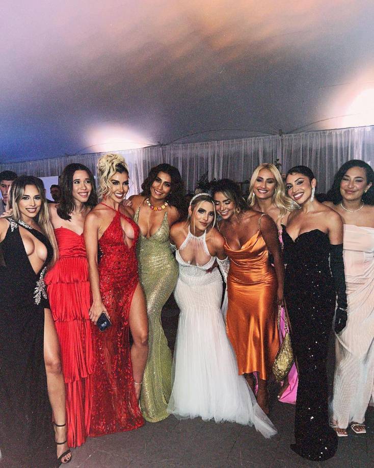 La actriz Leli Hernández, la artista mexicana Erubey de Anda, la artista Sandra G, Lele Pons, la actriz Diana Guerrero, la bailarina Montana Tucker, la actriz Evelyn Gonzalez y la emprendedora Julissa Prado.