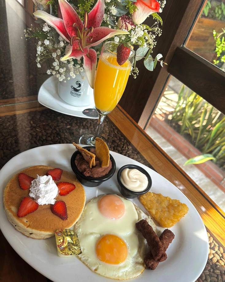 Además de café y sus derivados, Ara Macao tiene a disposición de todos los gustos, deliciosos menús de postres, desayunos, jugos, y es hogar de un grupo de guacamayas, las cuales brindan un toque silvestre y muy catracho.