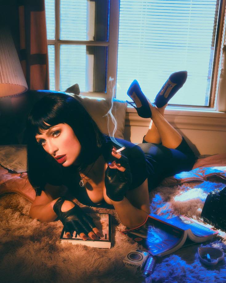 Paris Hilton personificando a Mia Wallace de la película “Pulp Fiction”.