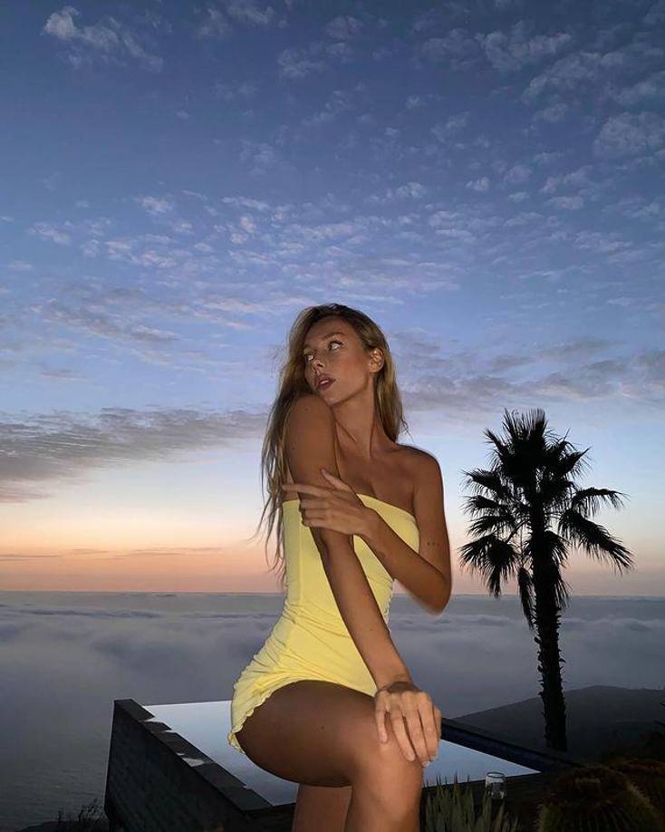 Así es Ester Expósito, la famosa modelo y actriz española.