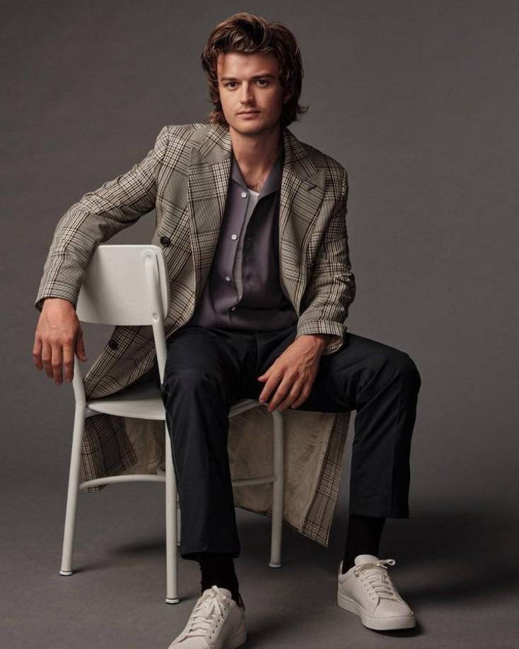 Joe ya tiene 30 años, también es guitarrista y cantante en una banda llamada Post Animal. 