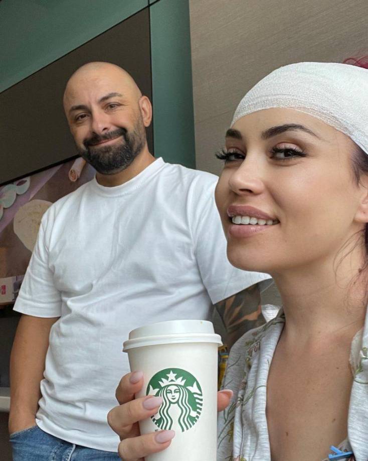 A pesar de la gravedad de la situación, Anca se mostró optimista y determinada a luchar contra la enfermedad. En una publicación en Instagram, escribió: “No dejaré que esto me detenga”. Durante los meses siguientes, se sometió a diversas intervenciones médicas, incluyendo cirugías y tratamientos de quimioterapia. A lo largo de este camino, continuó compartiendo su experiencia con sus seguidores, ofreciendo una visión honesta y valiente de su batalla contra el cáncer.