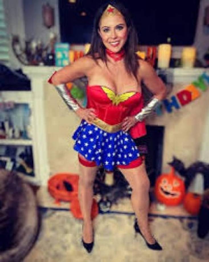 La madre de tres, que gana unos 150,000 dólares al mes en OnlyFans, reveló a medios locales que las autoridades de la Escuela Parroquial del Sagrado Corazón de Sacramento recibieron copias de sus polémicas imágenes enviadas por padres conservadores que no querían verla en la escuela.