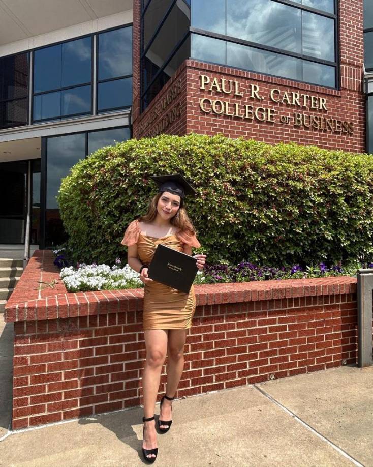 En 2019 viajó a Arkansas para cursar su licenciatura en Negocios Internacionales y tiempo después, gracias a sus excelentes calificaciones, tuvo la oportunidad de cursar la carrera de Marketing de forma simultánea.