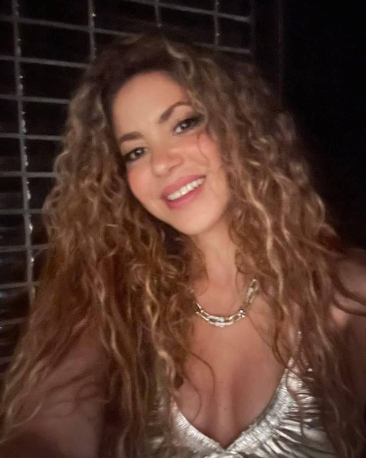 Shakira compartió unas fotografías, en donde al parecer, ya había terminado su rutina de ejercicios del día, pero con un su positivismo característico apareció en dos fotos de infarto.