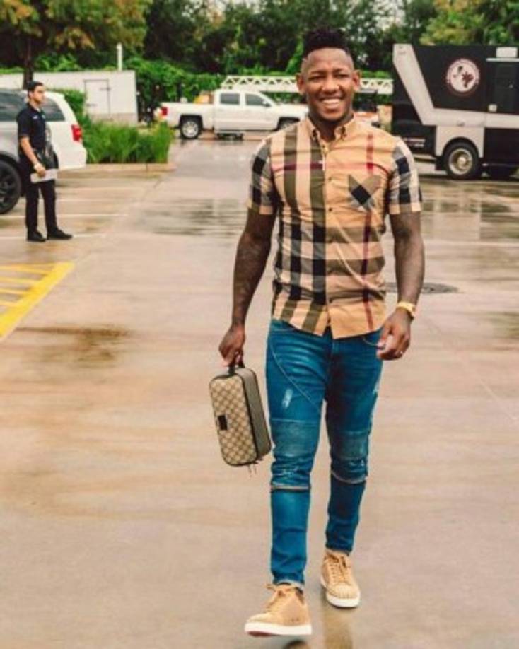 Al jugador catracho le gusta publicar fotografías en sus redes sociales que muestren sus atuendos y accesorios de reconocidas marcas.