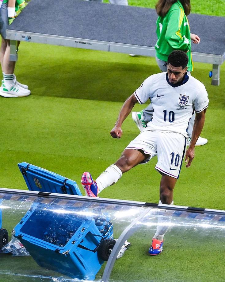 El mediocampista inglés del Real Madrid le dio tremenda patada a una hielera al irse al banquillo tras el final del partido.