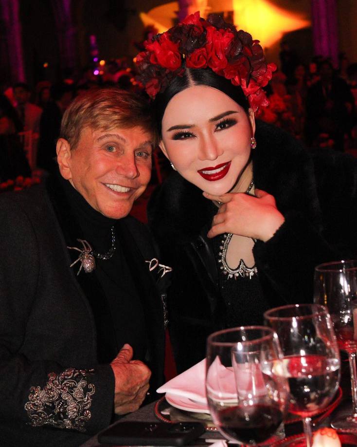 Los organizadores de Miss Universe confirmaron que en la final se presentará una actuación especial de Emilio Estefan con una melodía inspirada en México, junto con 130 mariachis y Taboo de Black Eyed Peas. Anne Jakkaphong, la empresaria copropietaria de Miss Universe, sonrió al cruzar la alfombra roja con una corona de flores rojas. Al igual que la actual Miss Universo, Sheynnis Palacios, que lució un vestido de color púrpura con una corona dorada antes de cambiarse a un traje negro para el desfile.