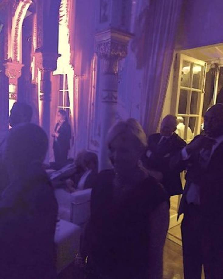 Una foto publicada en Instagram muestra a la pareja presidencial observando una fiesta con tema disco celebrada en su exclusivo resort, y rodeados de los agentes secretos.