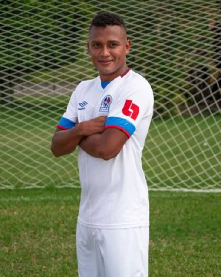 Ever Alvarado, capitán de los merengues, ha lucido la camiseta que usará de local el Olimpia.