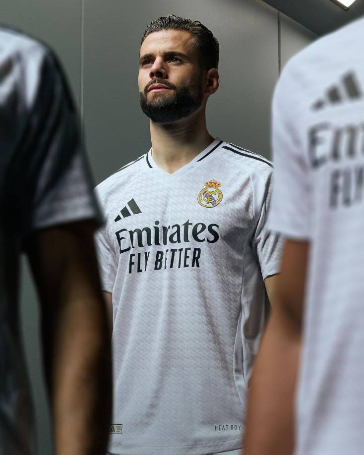 Nacho no ha definido su futuro en el Real Madrid, pero recientemente salió en la publicación de la nueva camiseta de los merengues.