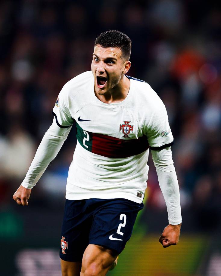 José Diogo Dalot Teixeira cuenta con 23 años de edad y es seleccionado de Portugal. Se desempeña como lateral y en ocasiones como central.