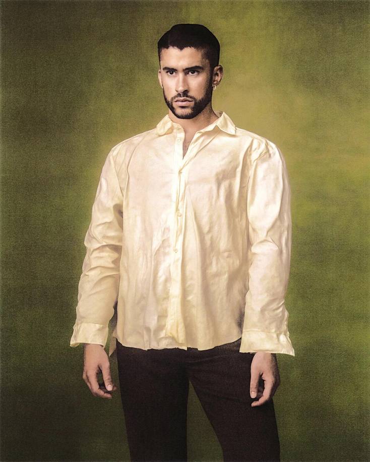 Bad Bunny inició su éxito musical mientras estaba matriculado en la Universidad de Puerto Rico en Arecibo, donde estudiaba comunicaciones y además empaquetaba comestibles en Econo, un supermercado en PR. Una de sus canciones, “Diles” (“Cuéntales”), un tema fanfarrón sobre su destreza sexual con un guiño reverente al placer femenino: se incendió y se esparció por el mundo.